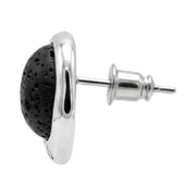 Pendientes pequeños con baño de plata y lava volcánica, otra vista